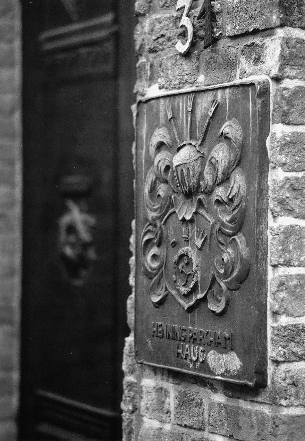 Wappenrelief am Haus Große Altefähre 31 Parcham'sche Stiftung zu Lübeck